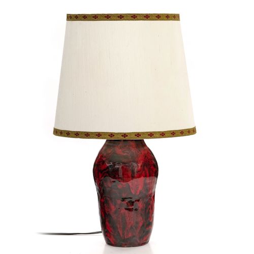 Null Lampe, XXe s., en céramique à glaçure rouge et noire, abat-jour en tissu cr&hellip;