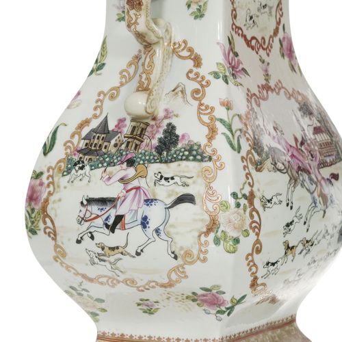 Null Paire de vases de style Hu, XXe s., en porcelaine à décor polychrome de scè&hellip;