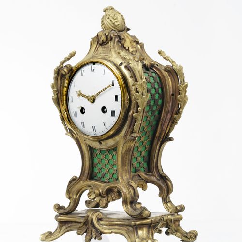 Null Reloj de época Luis XV en bronce dorado y finamente cincelado, decorado con&hellip;