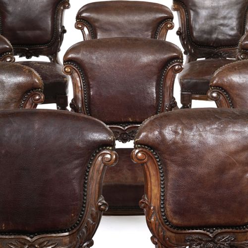 Null 
Suite de 12 chaises d'époque victorienne, en bois naturel sculpté de feuil&hellip;