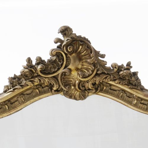 Null Miroir d'époque Napoléon III, en bois et stuc doré, fronton orné d'une coqu&hellip;