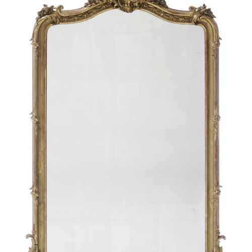 Null Miroir d'époque Napoléon III, en bois et stuc doré, fronton orné d'une coqu&hellip;