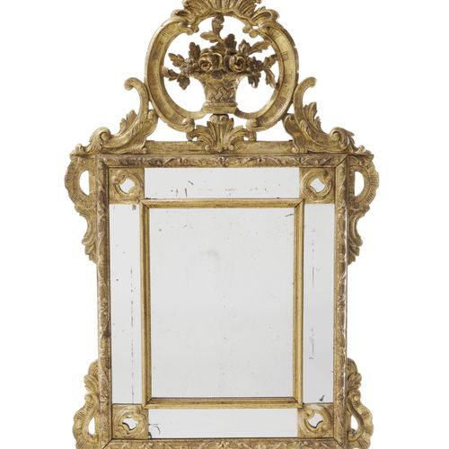 Null Miroir à parcloses de style Transition, XXe s., en bois doré et sculpté de &hellip;