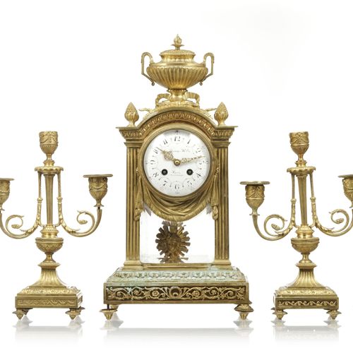 Null Garniture de cheminée de style Louis XVI, fin du XIXe s., en bronze doré et&hellip;