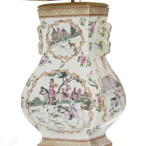 Null Paire de vases de style Hu, XXe s., en porcelaine à décor polychrome de scè&hellip;