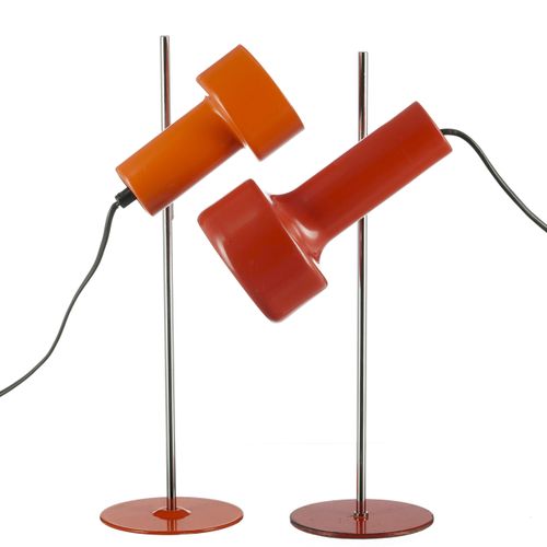 Null 2盏Stralux的台灯，大约1970年，橙色的铝，金属镀铬的灯杆，第三盏灯是连接的，高度。38至42厘米