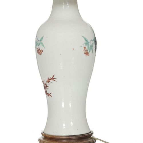 Null Vase en porcelaine de style Transition, Chine, XXe s., au décor de grenades&hellip;