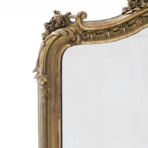 Null Miroir d'époque Napoléon III, en bois et stuc doré, fronton orné d'une coqu&hellip;