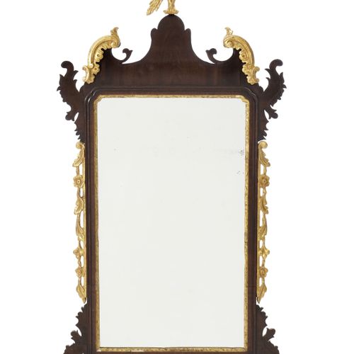 Null 
Miroir de style Chippendale, XIXe s., en acajou et bois doré, à fronton su&hellip;