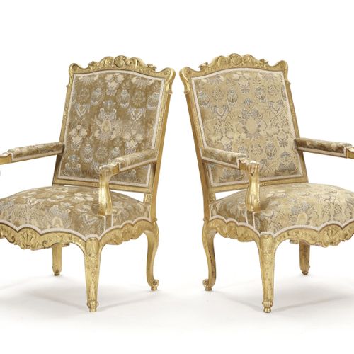 Null Paire de larges fauteuils de style Régence, XXe s., en bois doré et sculpté&hellip;