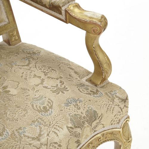 Null Paire de larges fauteuils de style Régence, XXe s., en bois doré et sculpté&hellip;