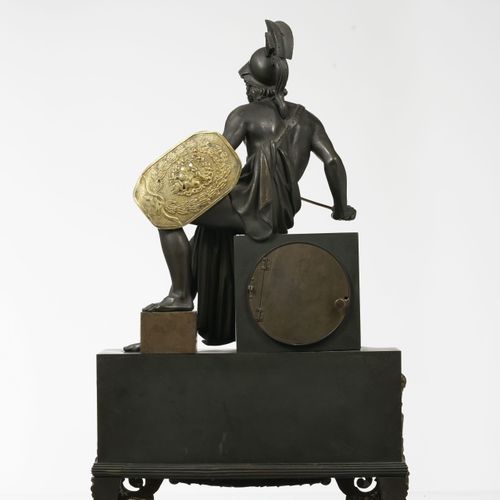 Null Pendule borne d'époque Restauration, en bronze patiné et doré, à décor d'un&hellip;