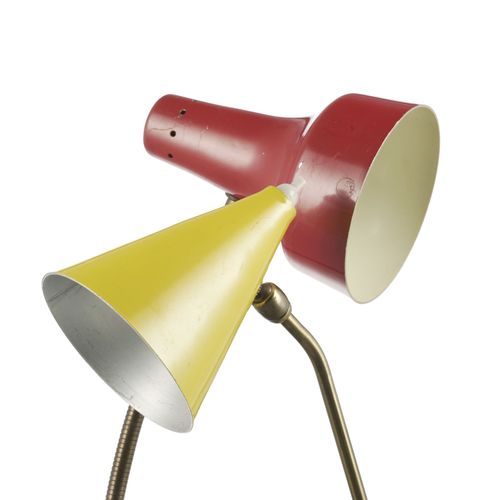 Null 2 lampes de bureau, circa 1970, abat-jour en aluminium teinté jaune et roug&hellip;