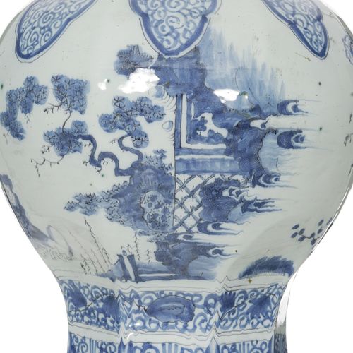 Null 灯，由一个代尔夫特陶器花瓶组成，18世纪，带有中国装饰，奶油色褶皱的丝绸灯罩，底座下有PIO标记，总高83厘米