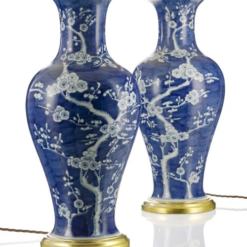 Null Paire de vases balustres, Chine, fin XIXe s., début XXe s., en porcelaine à&hellip;