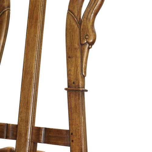 Null 
路易-菲利普风格的三脚架展示架，20世纪。天然木材，雕刻直立，上部有天鹅颈装饰，高。203厘米