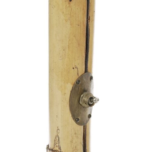 Null Lampadaire, XXe s., formé d'une tige en bambou recourbée à l'extrémité, bas&hellip;