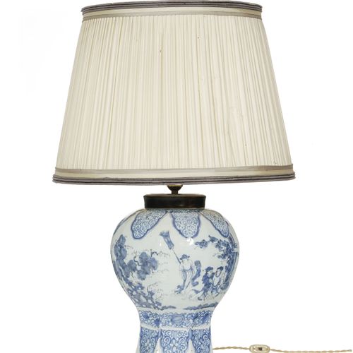 Null Lampe, bestehend aus einer Vase aus Delfter Steingut, 18. Jh., mit chinesis&hellip;