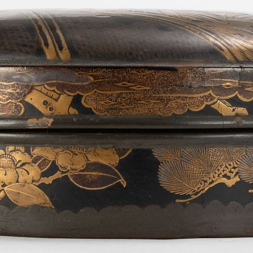 Null A lenticular lacquer box, Japan, Meiji period, decorated with figures, 14 c&hellip;