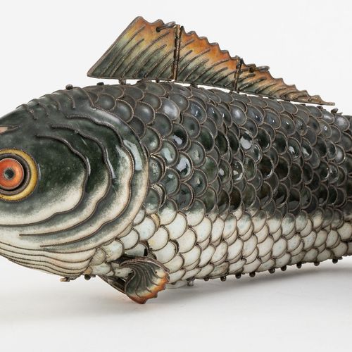 Null Poisson articulé en émail et argent, Chine, XIX-XXe s., l. 35 cm