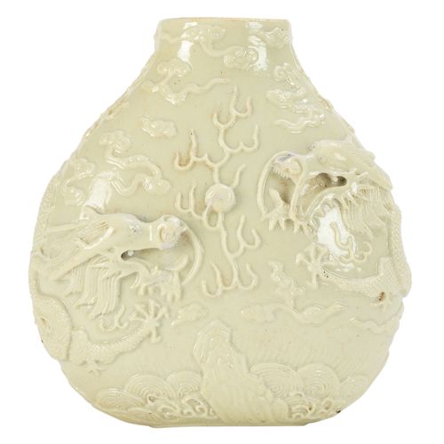 Null Flacon à priser en porcelaine, Chine, XIX-XXe s., décor en relief de dragon&hellip;