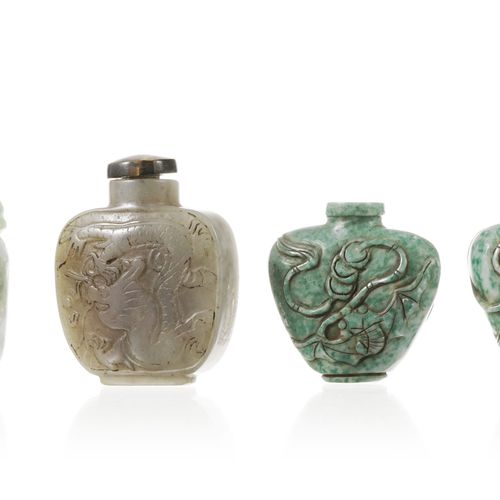 Null Collection de 4 flacons à priser en pierre dure, Chine, décor de créatures:&hellip;