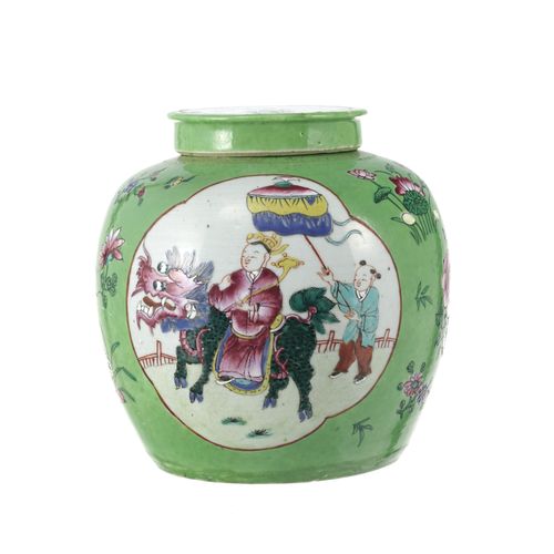 Null Pot couvert en porcelaine à fond vert, Chine, XIXe s., décor de personnages&hellip;