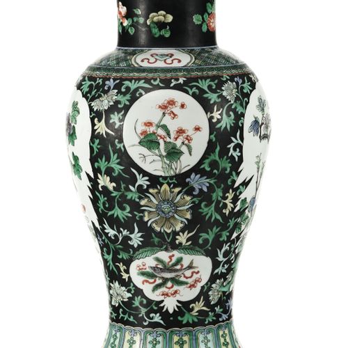 Null Vase en porcelaine famille noire, Chine, dynastie Qing, décor famille verte&hellip;