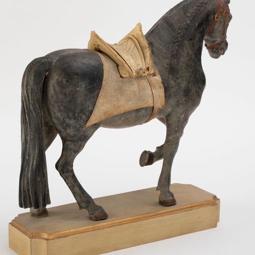 Null Cheval en terre cuite, Asie Centrale, solidaire à un socle, h. 36 cm et l. &hellip;