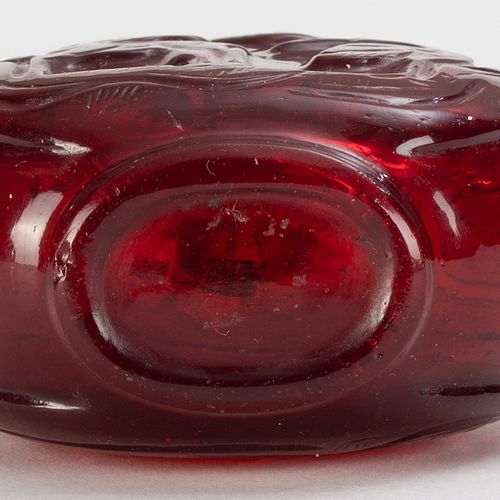 Null Flacon à priser en verre rouge, Chine, XXe s., décor de grues et daims, épa&hellip;