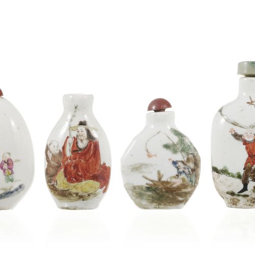 Null Collection de 4 flacons à priser en porcelaine, Chine, XIX-XXe s., décor de&hellip;