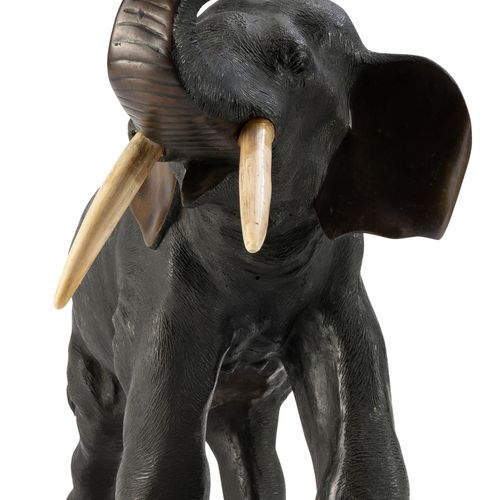 Null Eléphant en bronze avec défenses en ivoire, Japon, probablement période Mei&hellip;