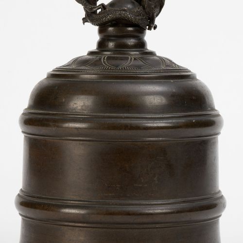 Null A bronze bell with a dragon in relief, South of China of Vietnam, 22.5 cm h&hellip;
