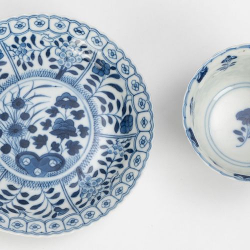 Null Collection de 3 coupes et soucoupes polylobées en porcelaine, Chine, XVIIIe&hellip;