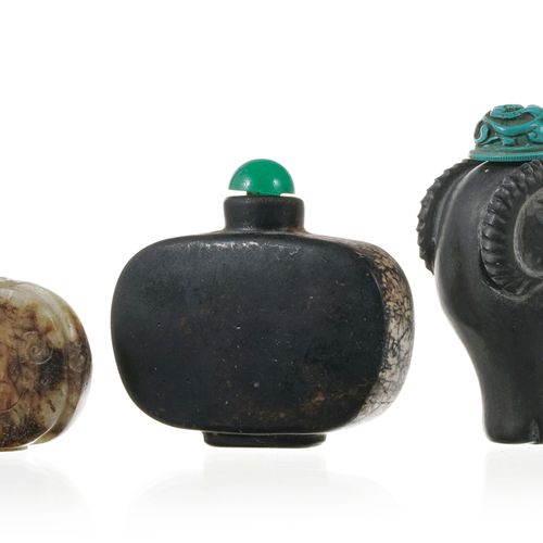 Null Collection de 3 flacons à priser en pierre dure, Chine: 1 sans décor, 1 orn&hellip;