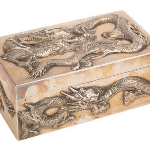 Null A silver box, China, late Qing dynasty, relief decoration of dragons chasin&hellip;