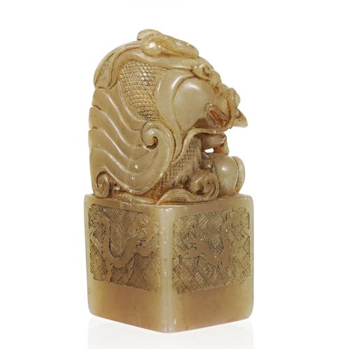 Null Sceau en jade, Chine, surmonté d'un dragon en relief gardant la perle flamm&hellip;