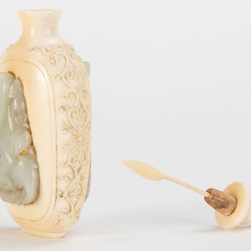 Null Flacon à priser en ivoire et jade, Chine, XIX-XXe s., corps du flacon en iv&hellip;