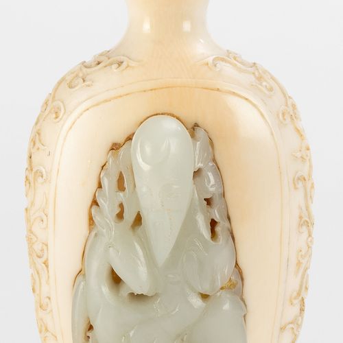Null An ivory and jade snuff bottle, China, 19th-20th century, ivory body decora&hellip;