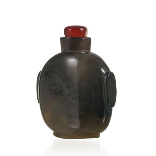 Null An agate snuff bottle, China, decorated with a lizard, 6.5 cm high