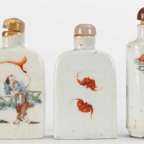 Null A collection of 3 porcelain snuff bottles, China, 19th-20th century, with f&hellip;