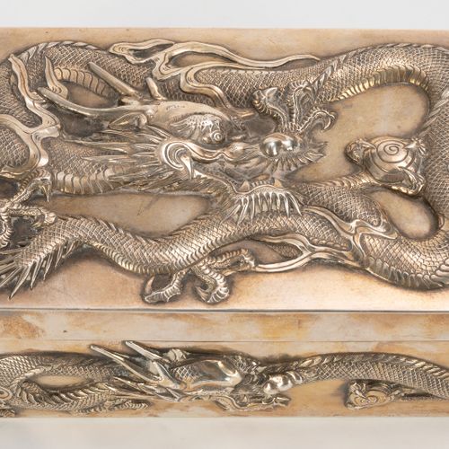 Null A silver box, China, late Qing dynasty, relief decoration of dragons chasin&hellip;