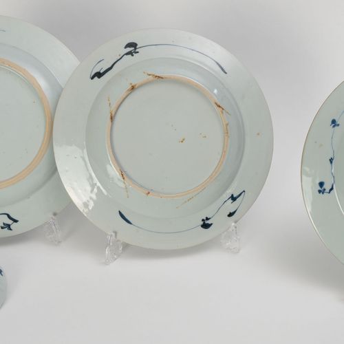 Null 2 porcelain dishes and 2 saucers, China, 18th century, blue decoration, 28 &hellip;