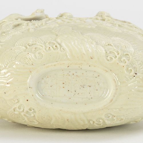 Null Flacon à priser en porcelaine, Chine, XIX-XXe s., décor en relief de dragon&hellip;