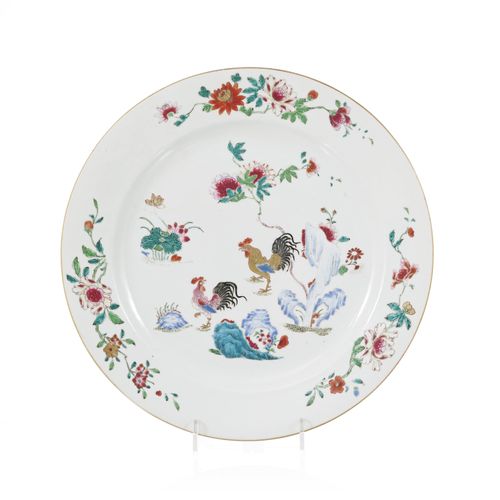 Null Plat en porcelaine famille rose, Chine, XVIIIe s., décor de coqs, rochers e&hellip;