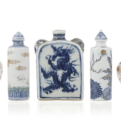 Null Collection de 5 flacons à priser en porcelaine, Chine, XIX-XXe s., tous déc&hellip;