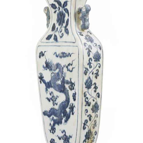 Null Vase en porcelaine, Chine, XXe s., décor en bleu de dragons et fleurs, à de&hellip;