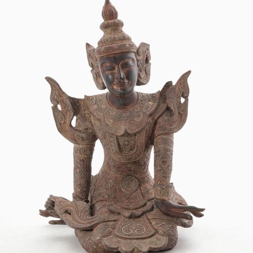Null Divinité agenouillée, sculpture en bois, Birmanie, XXe s., richement vêtue,&hellip;