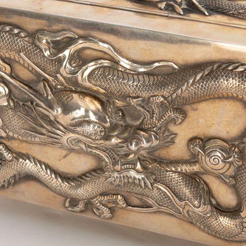 Null A silver box, China, late Qing dynasty, relief decoration of dragons chasin&hellip;