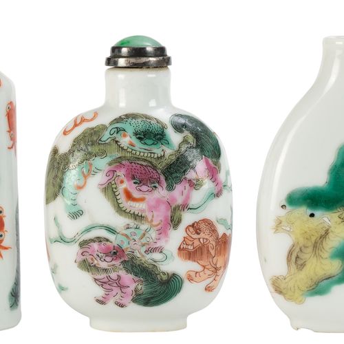 Null A collection of 3 porcelain snuff bottles, China, 19th-20th century, with a&hellip;